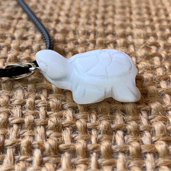 Shimmering White Cat's Eye Fiber Optic Glass Turtle Pendant Necklace Adjustable - Picture 11 of 11